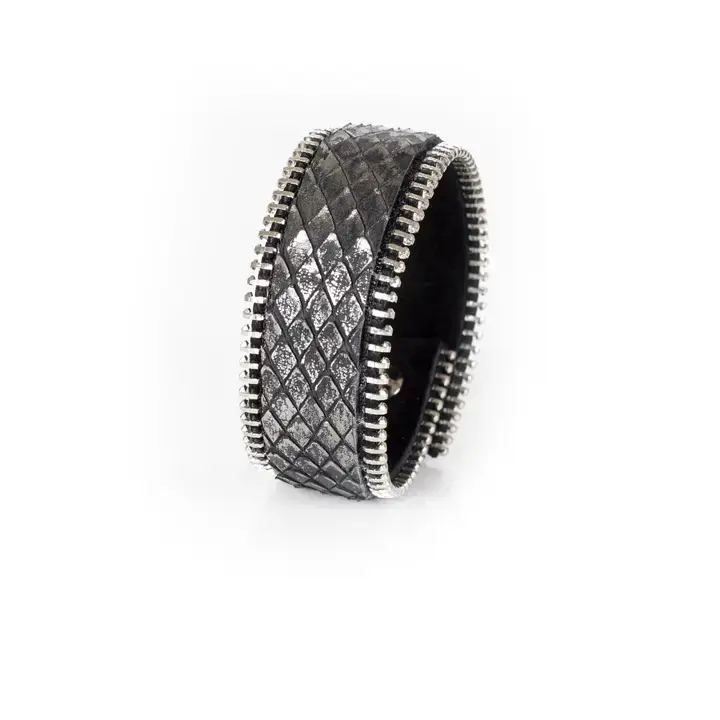 The Dark - Wholesale Manchet-armband - Zwart & Zilverkleurige Textuur Leren Manchette Armband met Rits0