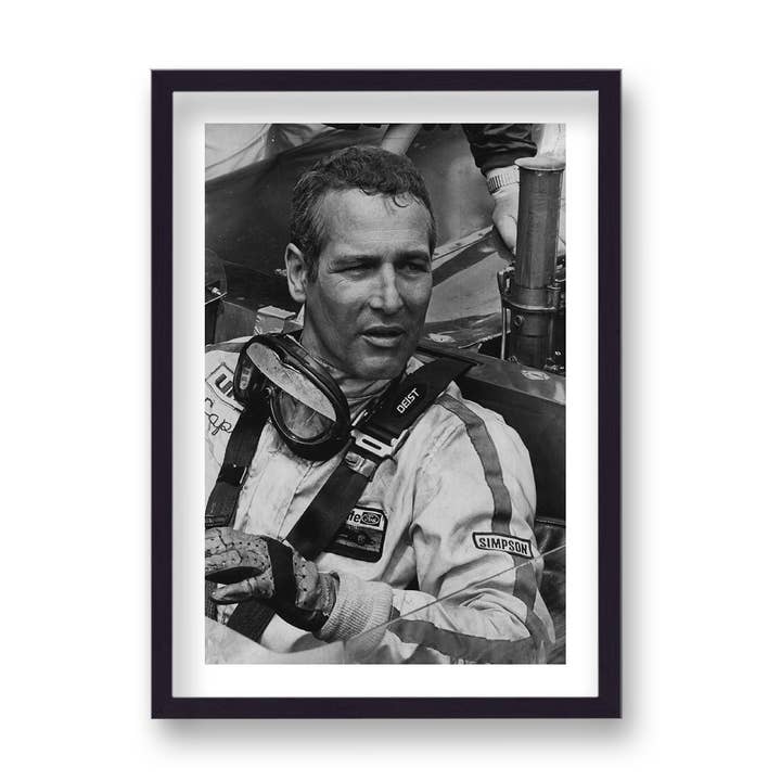 Portrait de Paul Newman assis dans une voiture de course avec un visage sale après la course, impression d'icône vintage pour la vente par Gallery Print and Art