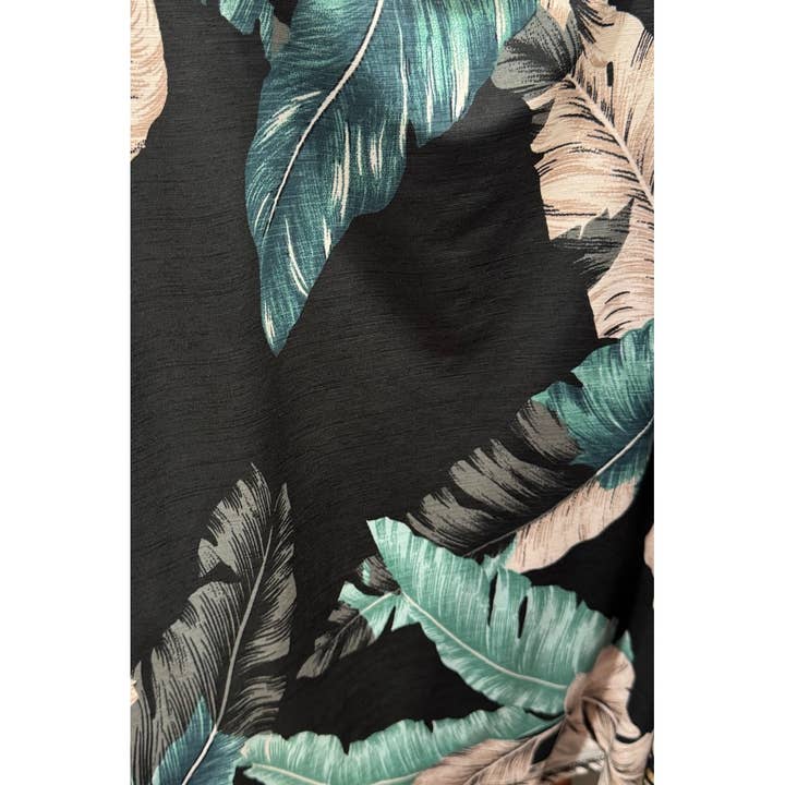 TOP MET RONDE HALS EN STRIKCEINTUUR MET TROPISCHE BLADEREN IN GROTE MATEN voor wholesale door Curve Market