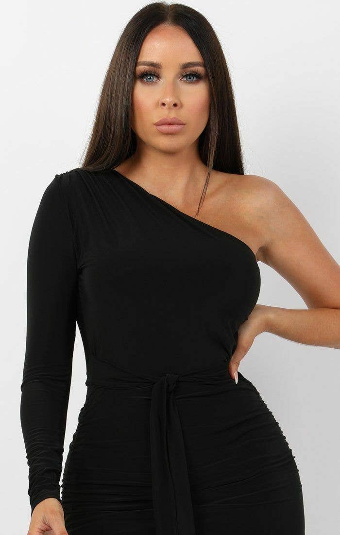 Femme Luxe - Wholesale Jurk - Dames - Zwarte midi-jurk met één blote schouder en geplooide glansstof - Savannah2