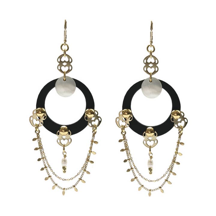 Brincos dourados em couro preto e madrepérola branca por atacado de SEV SEVAD