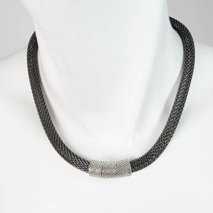 Collier en maille épaisse avec fermoir magnétique texturé pour la vente par Erica Zap Designs