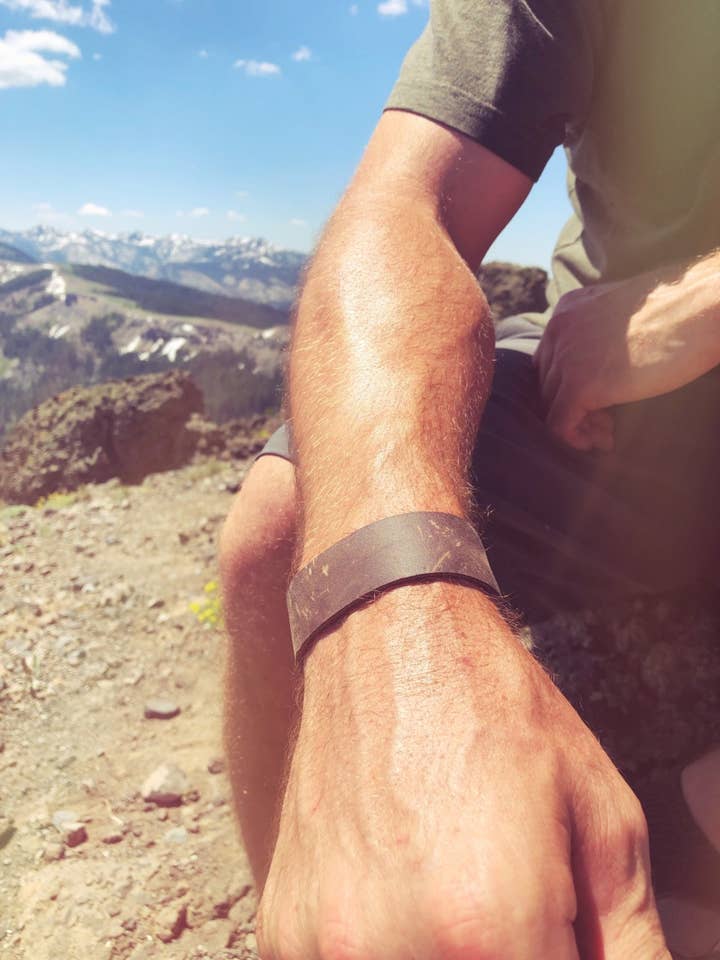 Bracelet en cuir et laiton pour la vente par Rural Roots