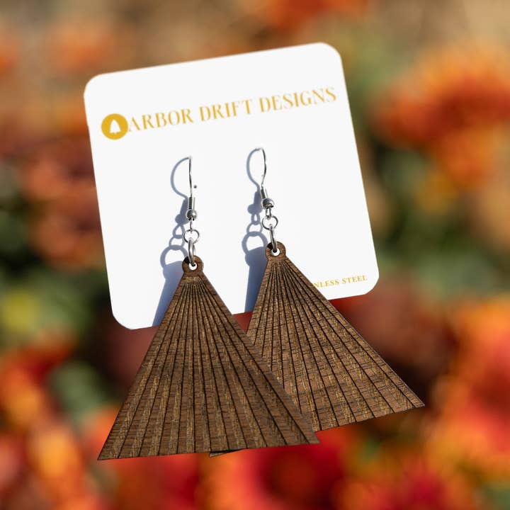 Brincos de madeira triangulares com padrão de ventilador por atacado de Arbor Drift Designs