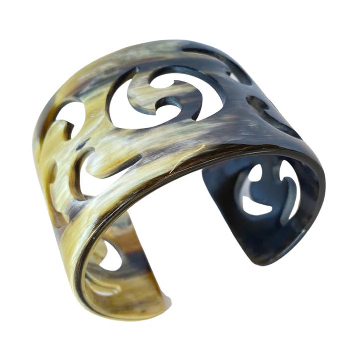 Bracelet Manchette Sculpté en Corne Naturelle pour la vente par VIVO