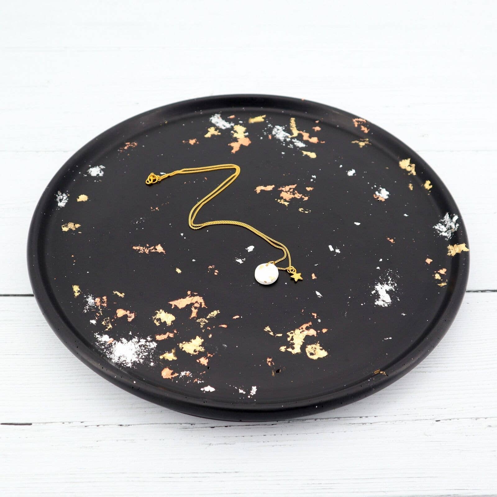 Eco Homeware Studio - Wholesale Decoratief dienblad - Handgemaakt Jesmonite groot cirkelvormig dienblad - zwart en gekleurd blad1