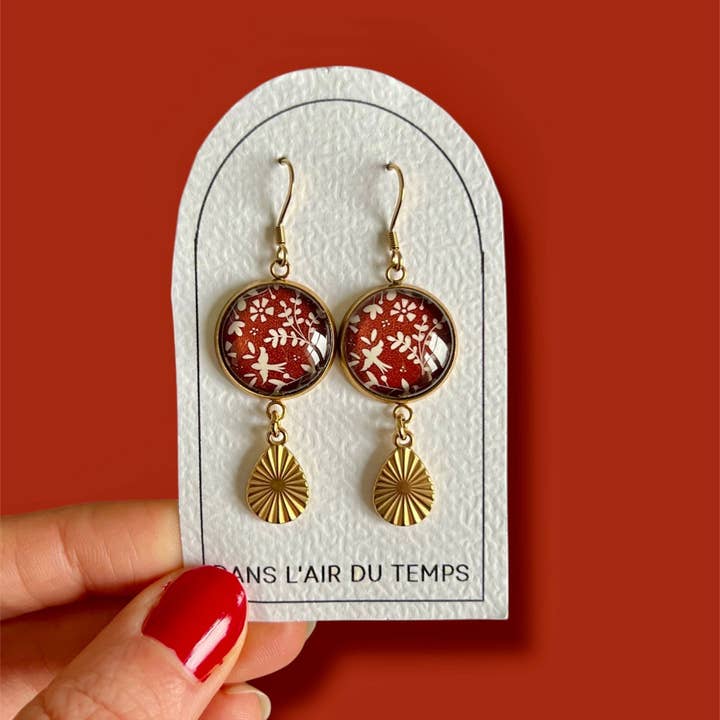 Örhängen med beige fågelmotiv på brun bakgrund, med guld- eller silverfinish. för wholesale av Dans l'Air du Temps Bijoux