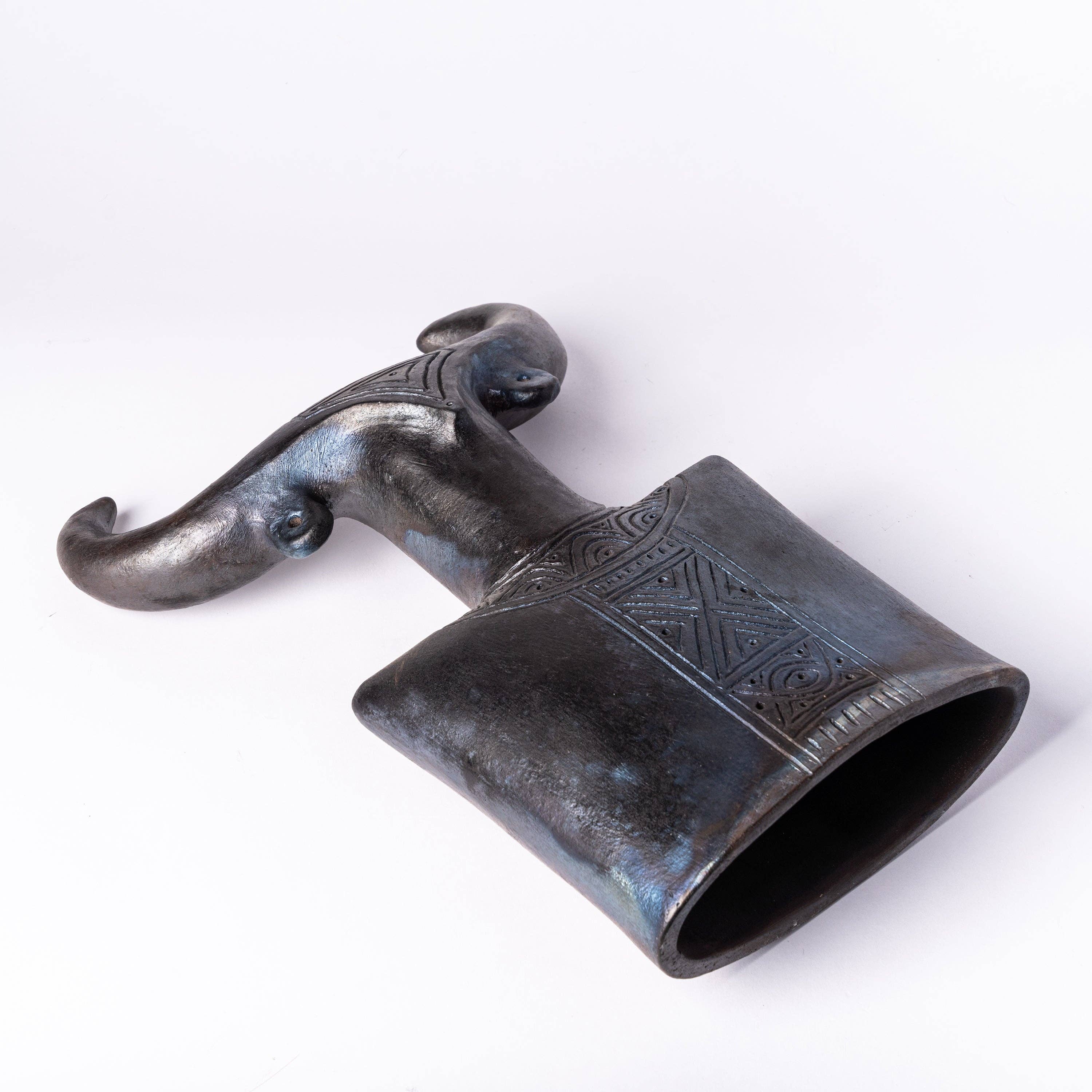 Maison Annabi – wholesale Skulptur – Stor minotaurstaty i raku och bränd lera2