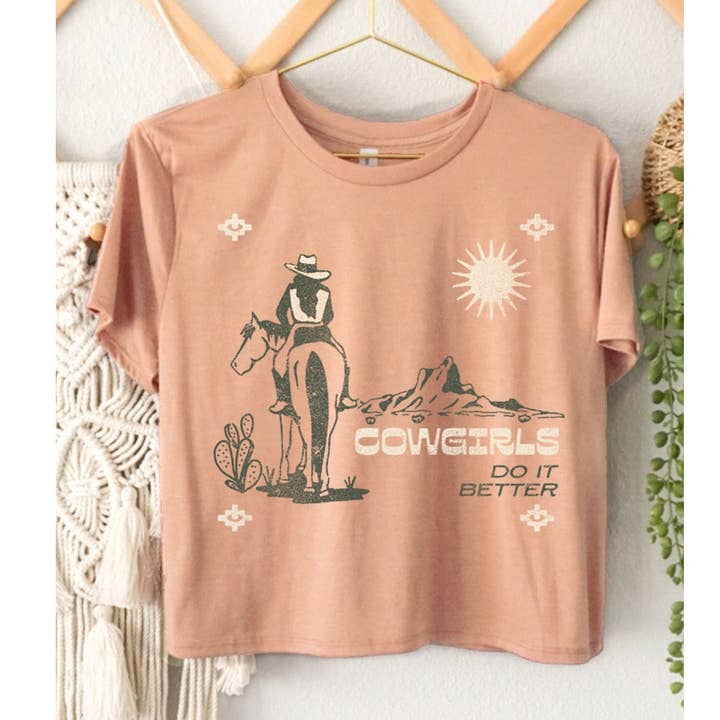 CROP TOP GRÁFICO COWGIRLS FAZEM MELHOR por atacado de HRTandLUV