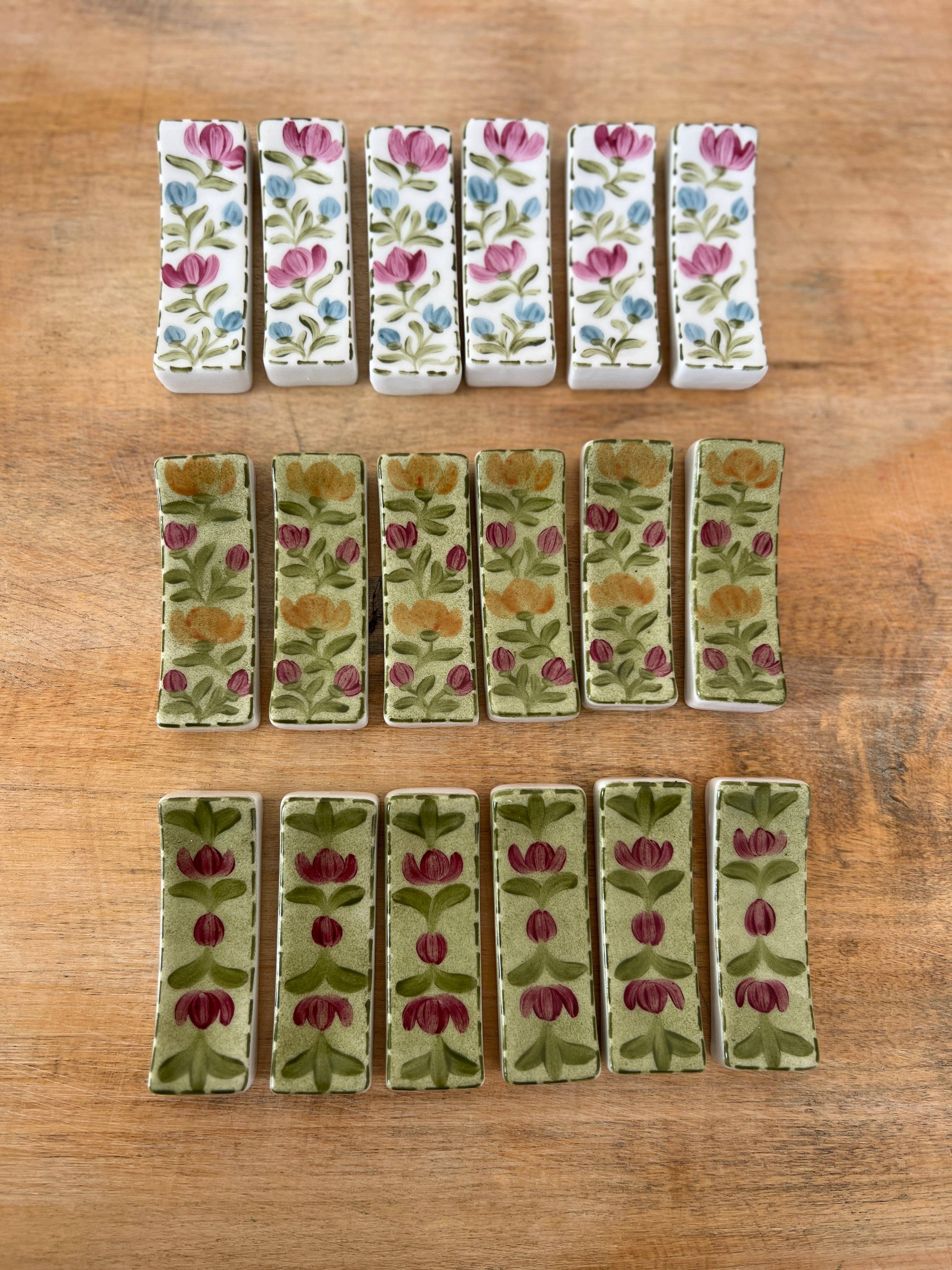 Cristina Cisneros – Großhandel Essgeschirr-Set – Set mit 6 handbemalten Porzellan-Besteckablagen in Rosa und Blau2