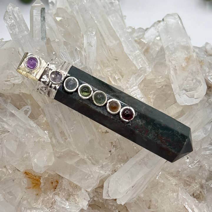 Colgante de Lápiz de Piedra de Sangre con Chakra/Metal Plateado para venta al por mayor de Meraki Gemstones