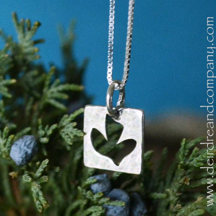 Dove Låt din ande sväva halsband i silver för wholesale av Deirdre & Company