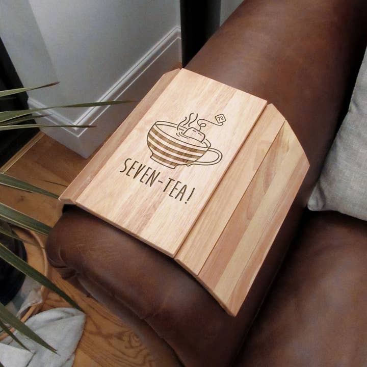eBuyGB Craft Blanks - Venta al por mayor Bandejas decorativas - Bandeja de sofá flexible de madera grabada con siete tazas de té a rayas