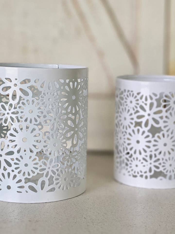 Set aus 2 weißen Metallbechern mit Gänseblümchen-Ausstanzungen für den Großhandel von Refinery 86 Home Decor