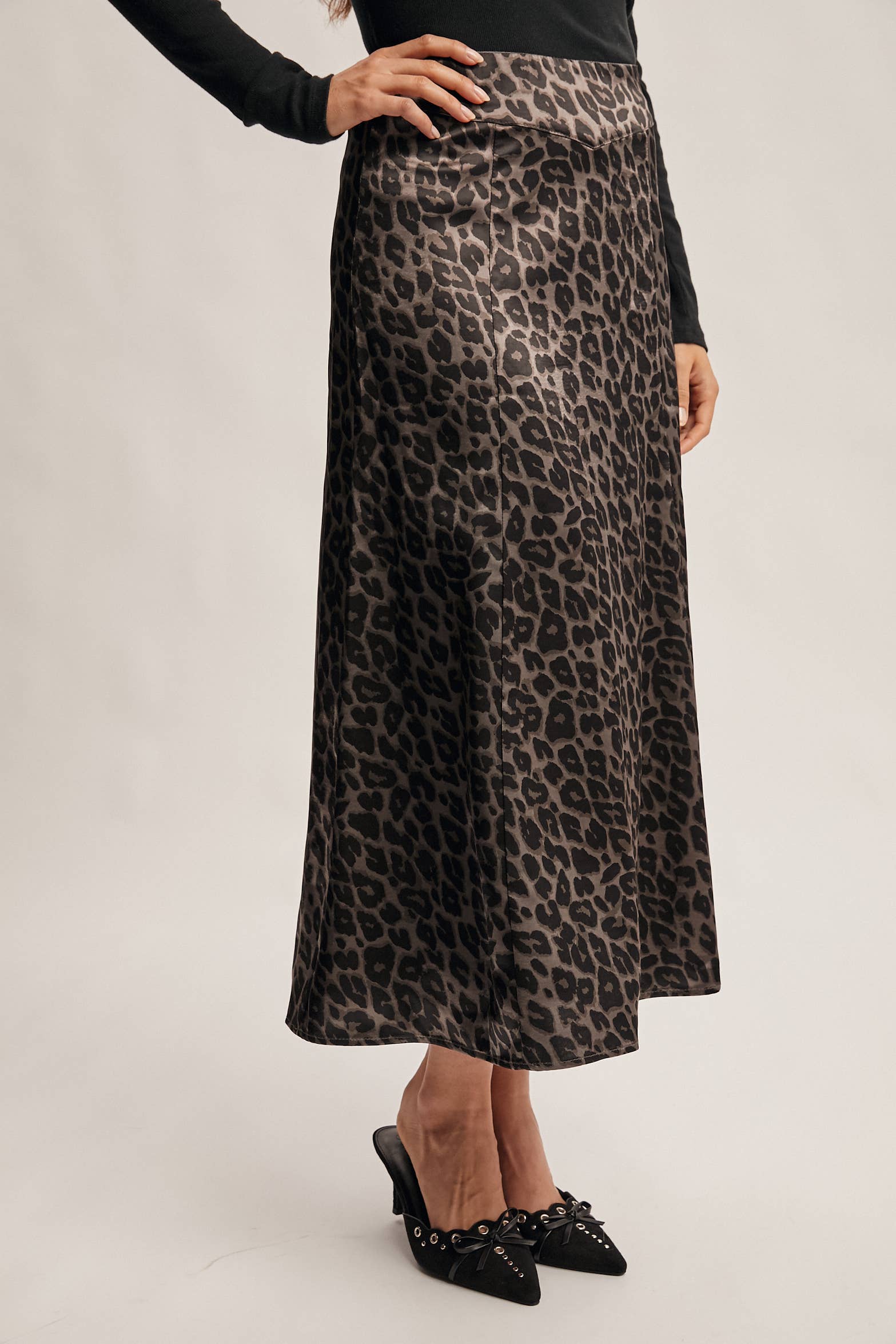 Forte – Saia - Mulher por atacado – Saia Midi de Cetim com Estampa de Leopardo FSK000713