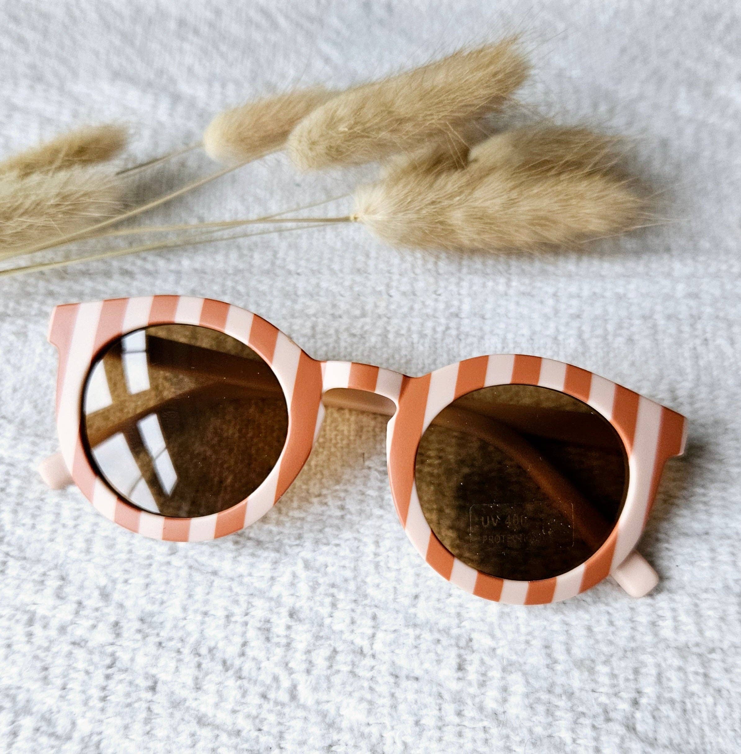 Rammelaartje – wholesale Solglasögon/glasögon - Barn – Baby- och barnsolglasögon med UV400-skydd i mjukt rosa och kamelfärg1