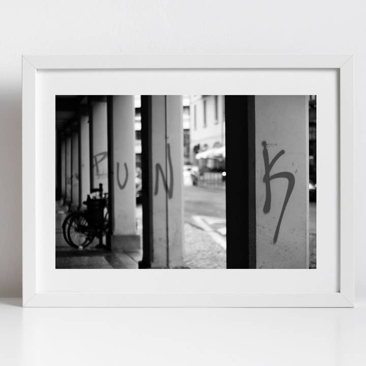 Affiche Punk Bologne Italie Photographie de Rue Noir et Blanc Impression pour la vente par Mo & Paul Photography