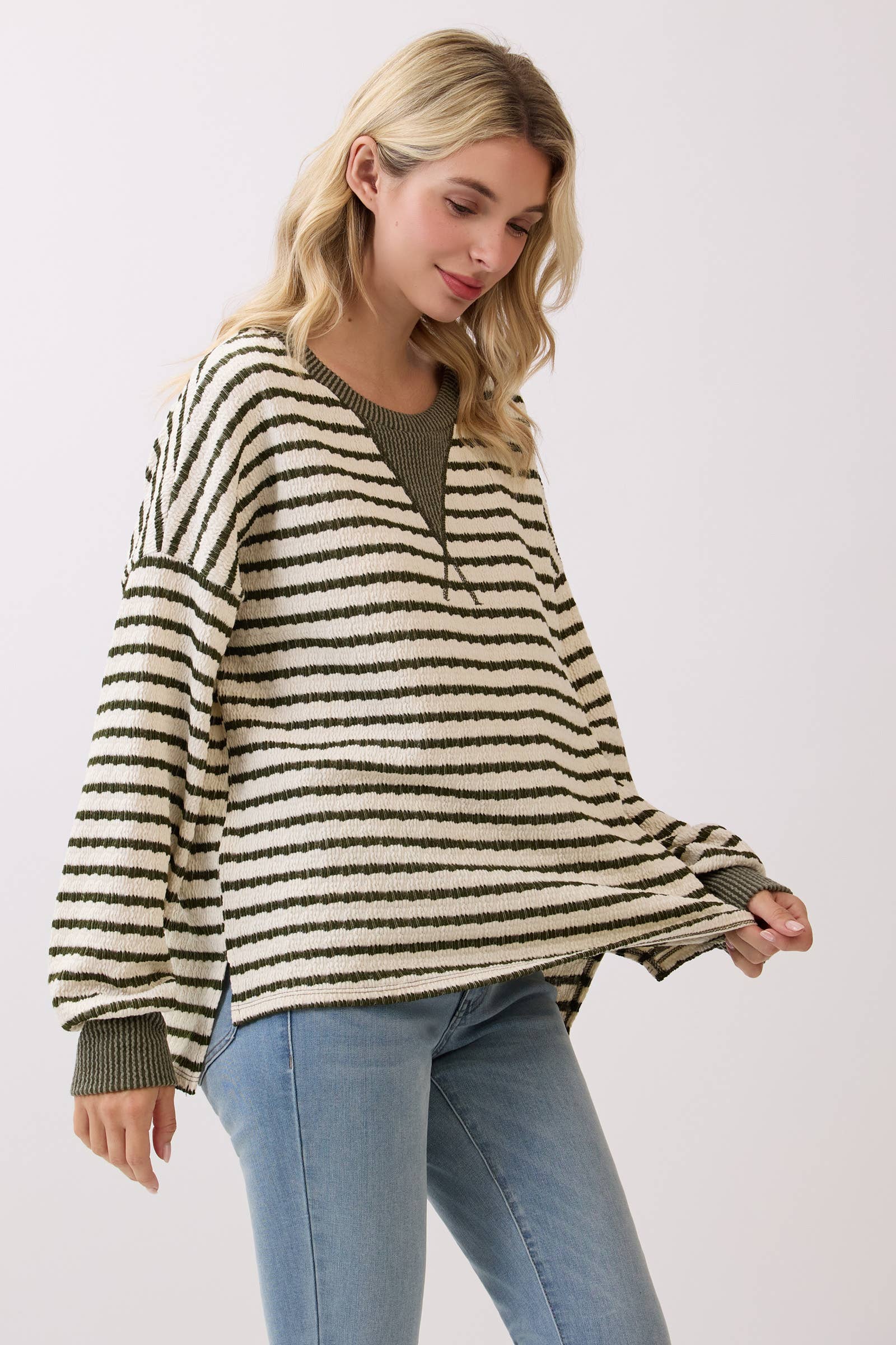 7th Ray – wholesale Stickad topp - Dam – Randig stickad tröja med nedhasad axel T612815