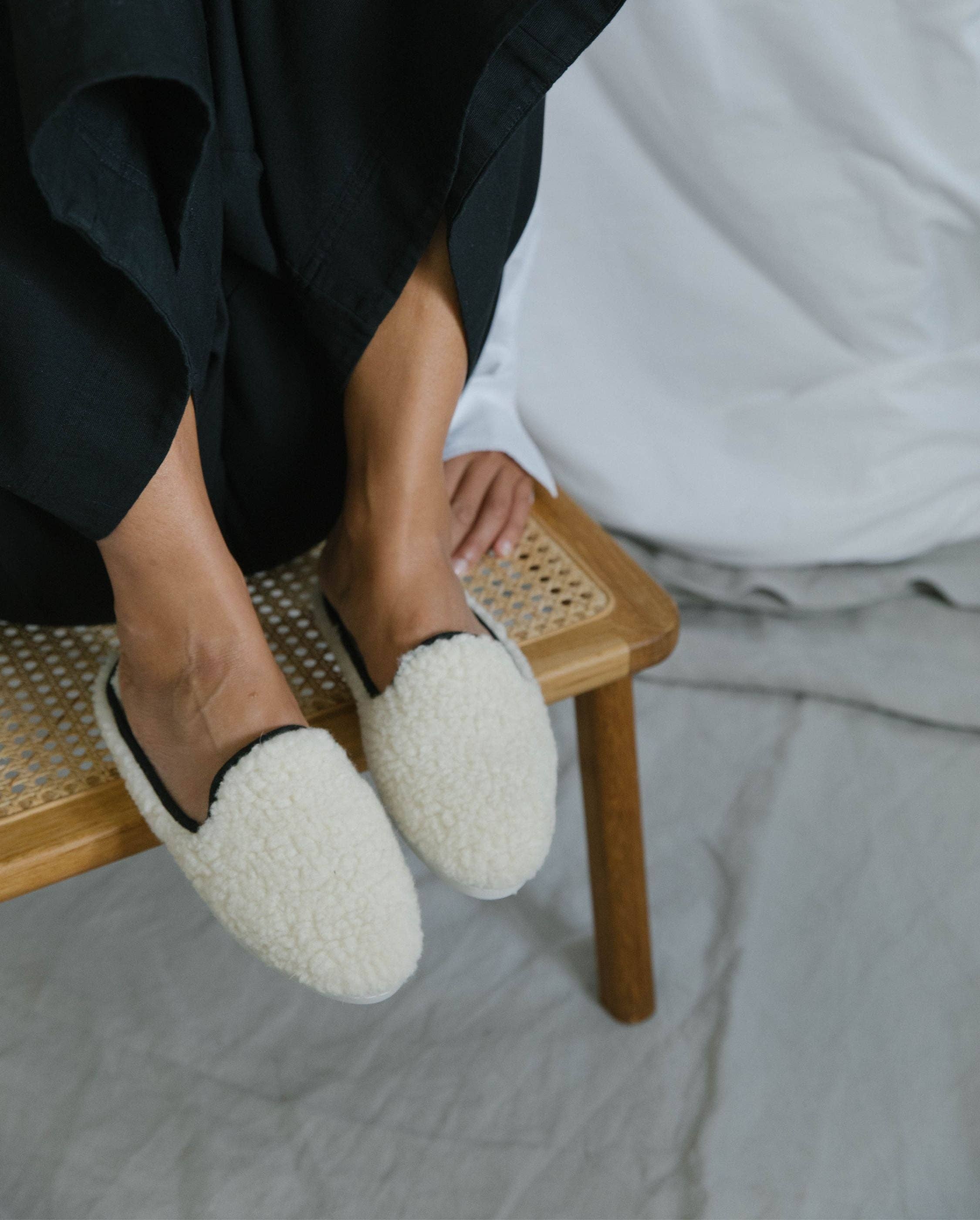 Angarde - Wholesale Mules - Women's - Women's mule with curly wool, black and white0