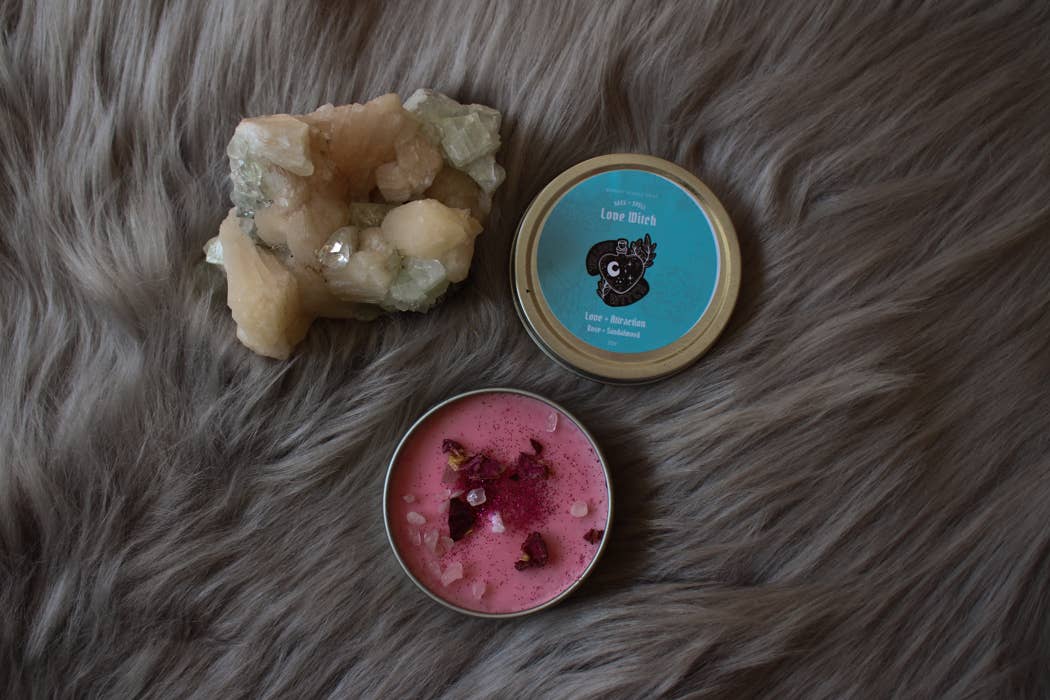 Midnight Raven Studios - Venta al por mayor Vela aromática de viaje - Vela de hojalata Love Witch, vela hechizada, rosa de sándalo2