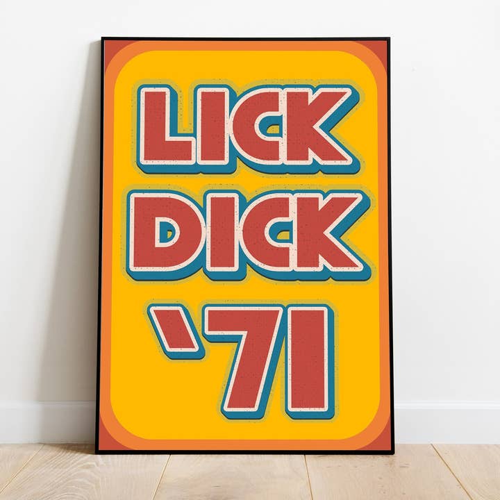 Lick Dick - Poster kitsch du cinéma des années 70, imprimé sur la culture pop pour la vente par Jaffa Orange