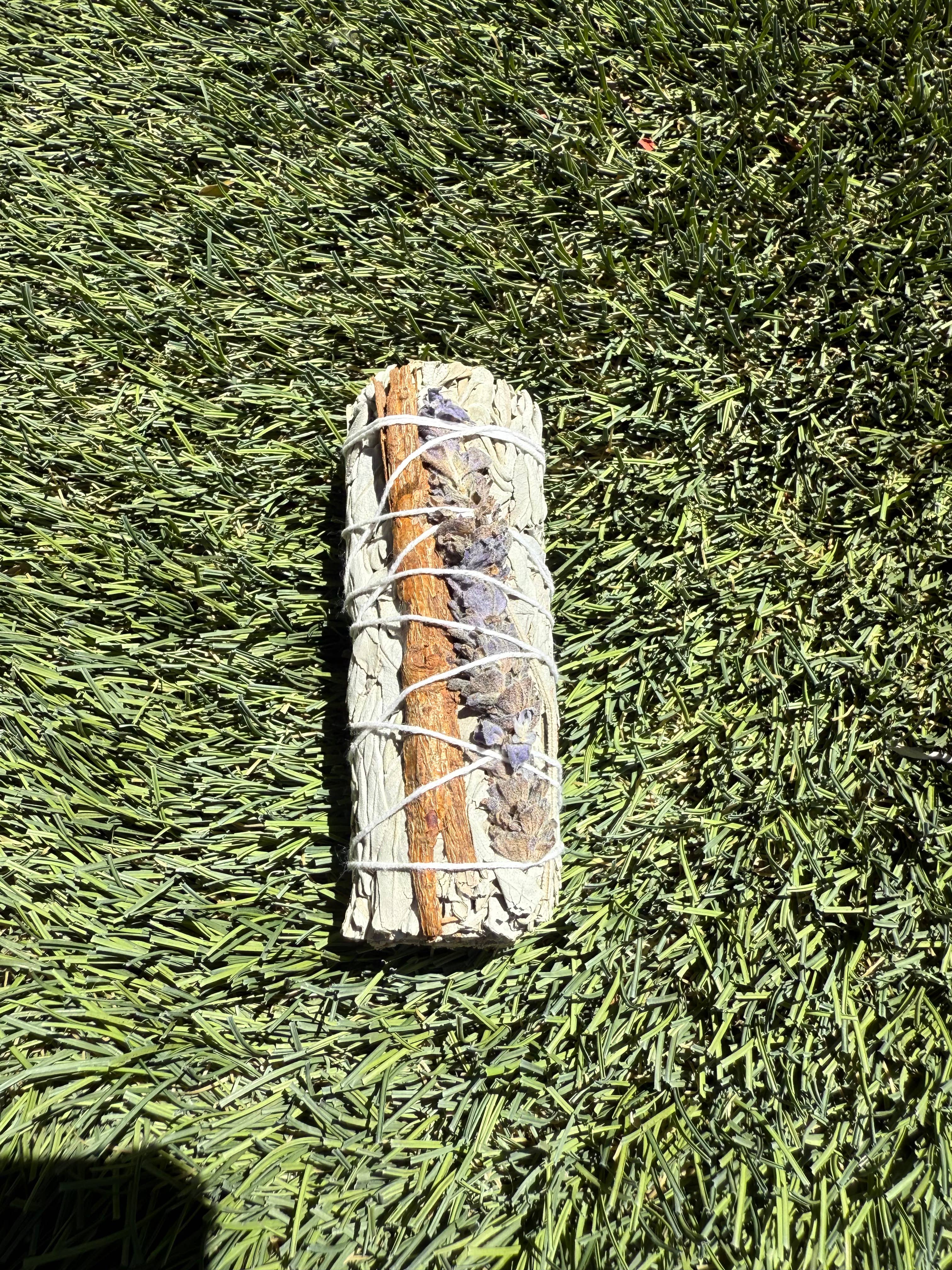 Faiza Naturals - Wholesale Sage bundle - Lavender with Cinnamon and White Sage Bundles3