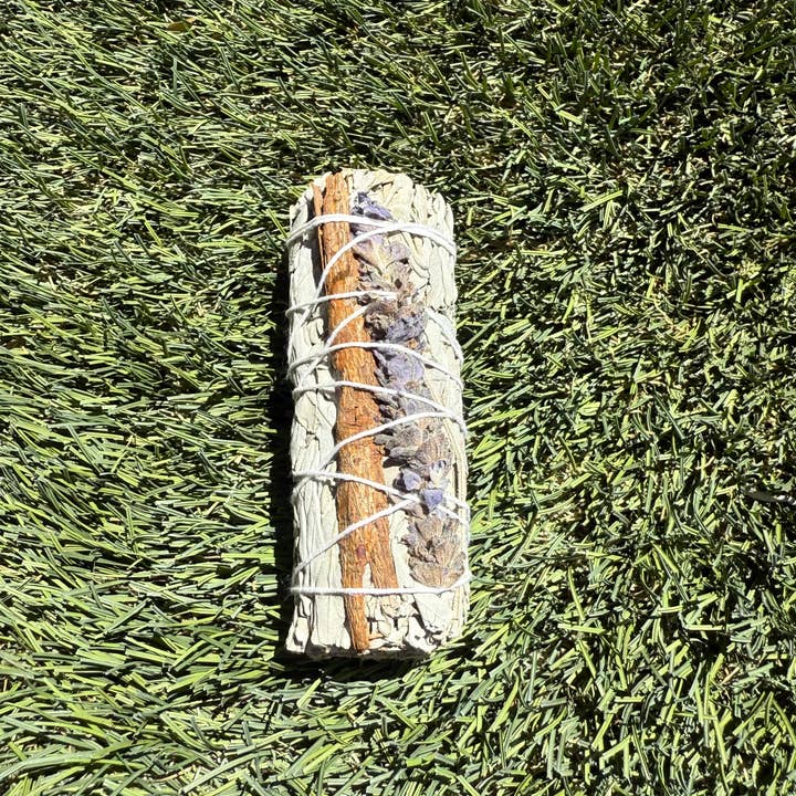 Faiza Naturals - Wholesale Sage Bundle - Lavender with Cinnamon and White Sage Bundles3