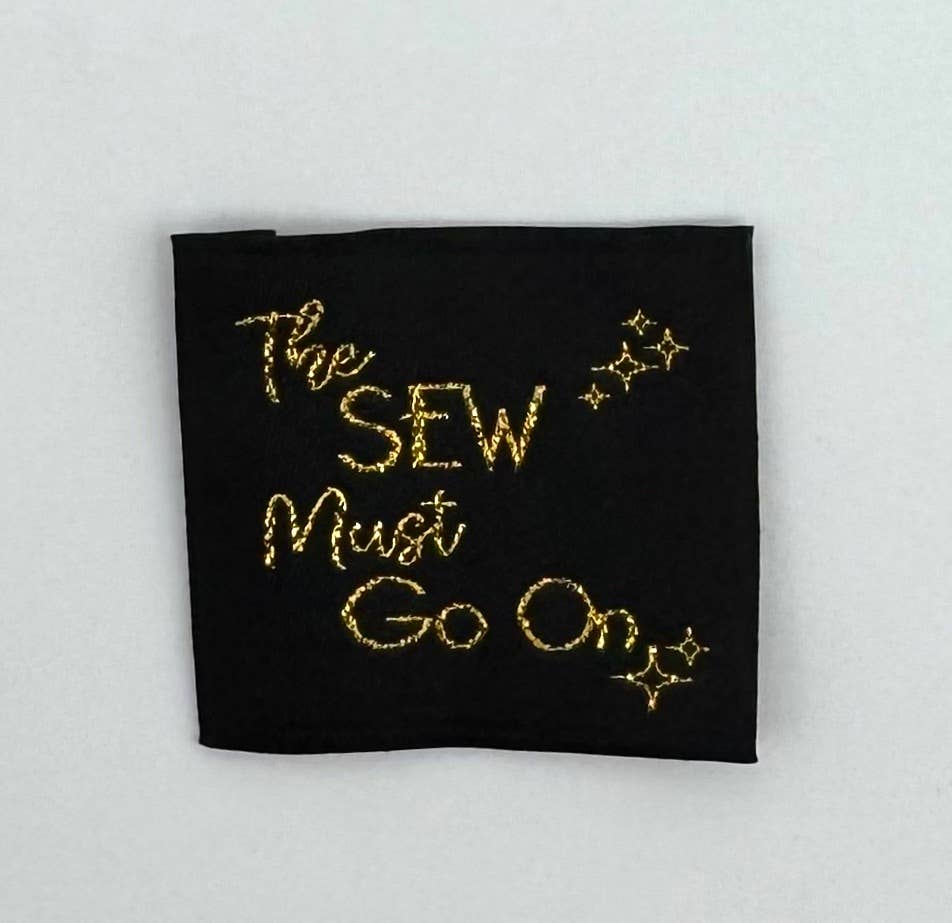 L’Étiquette Home Couture – Großhandel Bastelzubehör – Gewebtes Lurex-Etikett zum Aufnähen "The Sew Must Go ON"1