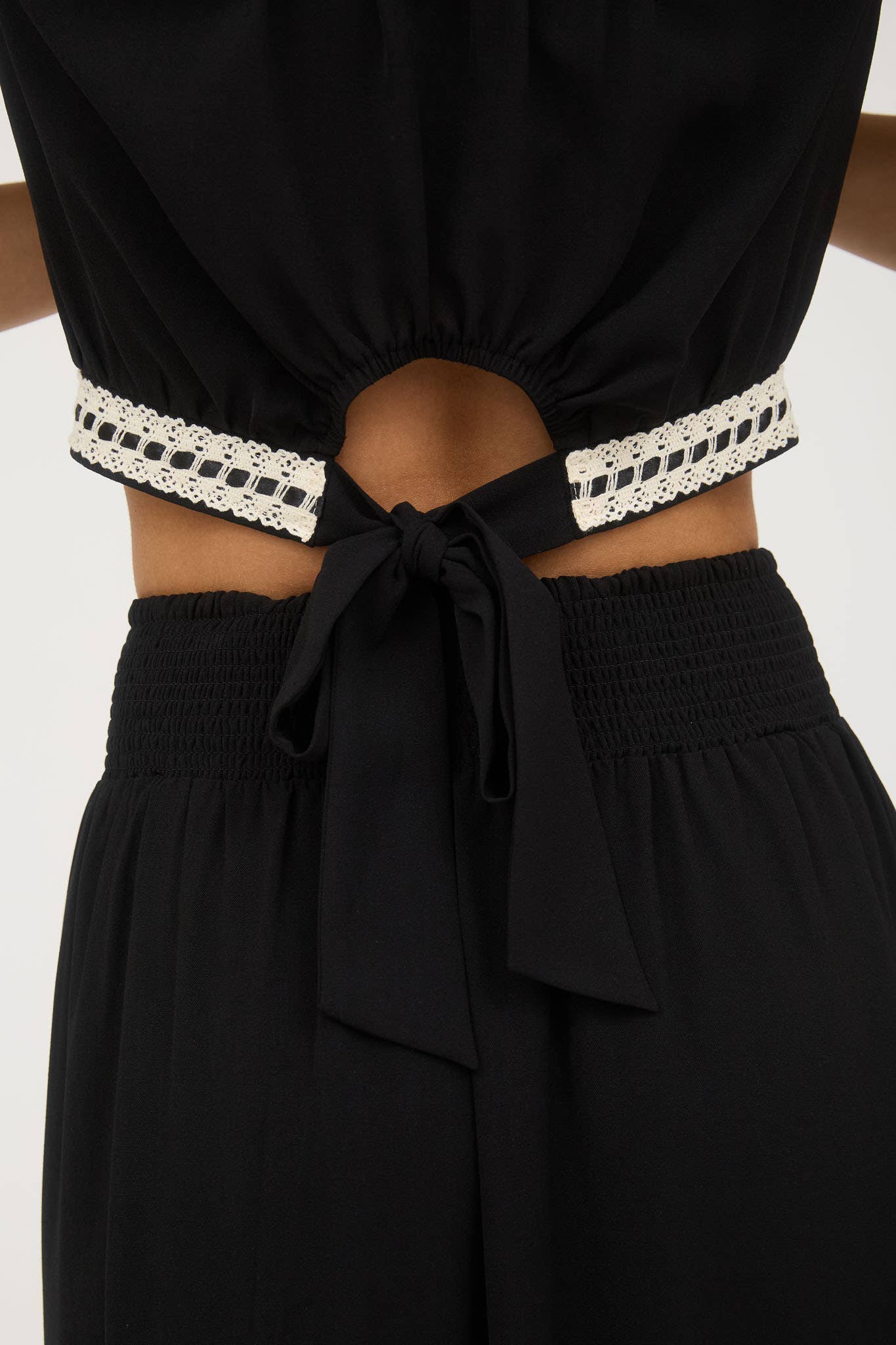 Blu Pepper – Blusa - Mulher por atacado – TOP CURTO DE MANGAS CURTAS COM LAÇO NAS COSTAS E RENDAS EM CONTRASTE5