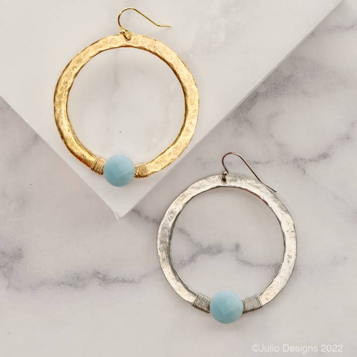 Julio Designs – wholesale Hängande örhängen – ER115 hamrade cirkel örhänge med tråd lindade Accent pärla