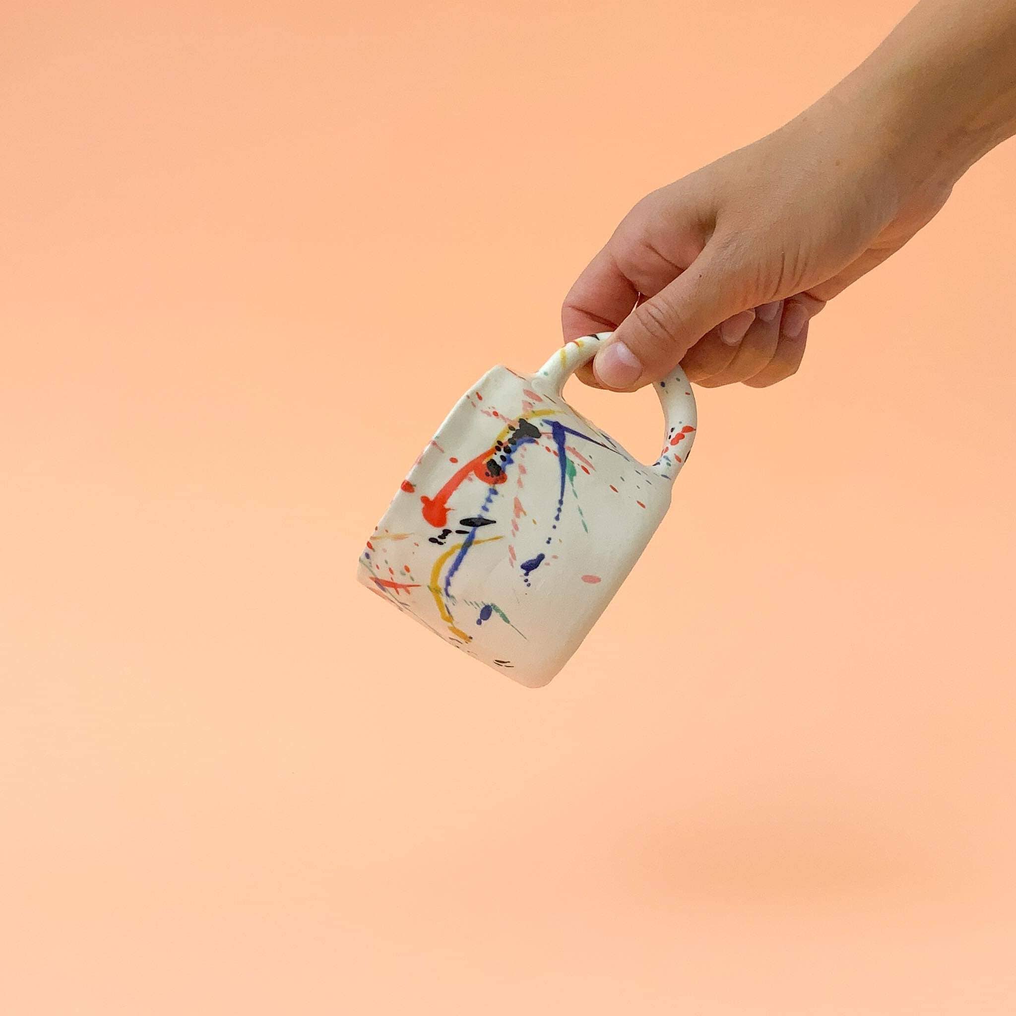 Mariana Garrastazu – Engroshandel Kaffekrus – Kunstnerisk porcelænskrus med farverige prikker3