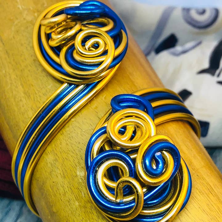 Jewelry With Me - Venta al por mayor Pulseras tipo brazalete - Brazalete de alambre de aluminio azul y dorado