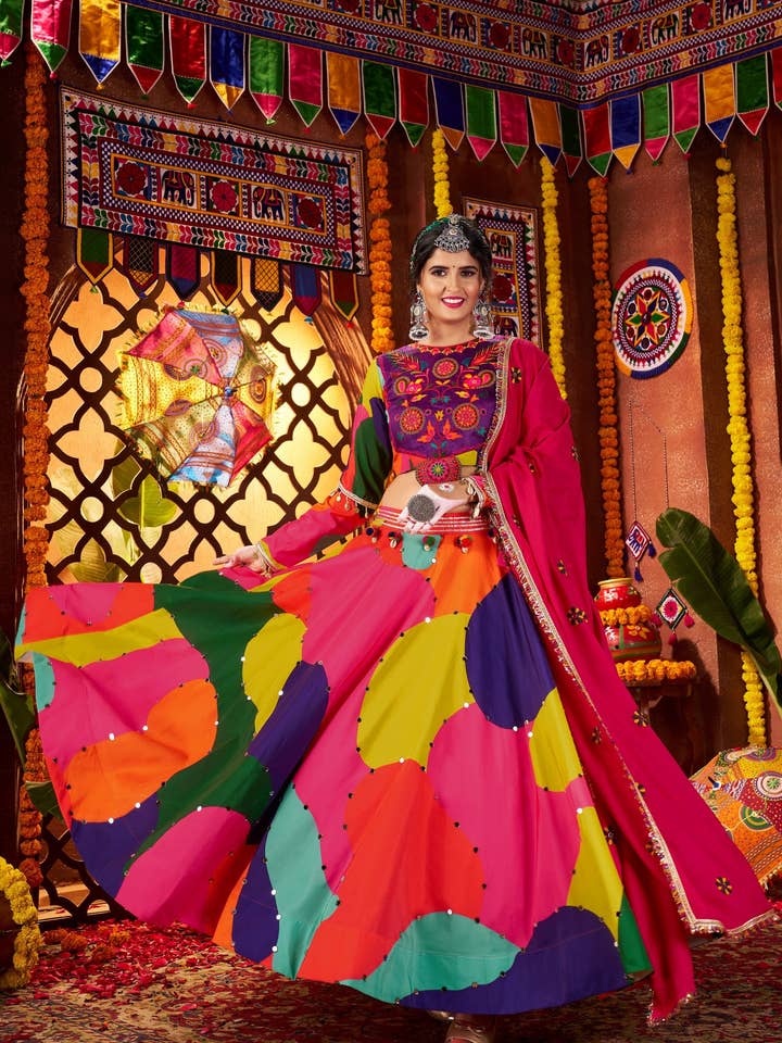 Mehrfarbige Musselin Navratri Chaniya Choli für das Garba-Indische Festival (8 Meter Weite) - Fadenstickerei, echte Spiegelarbeit, Druckarbeit für den Großhandel von HATKE BRIDE