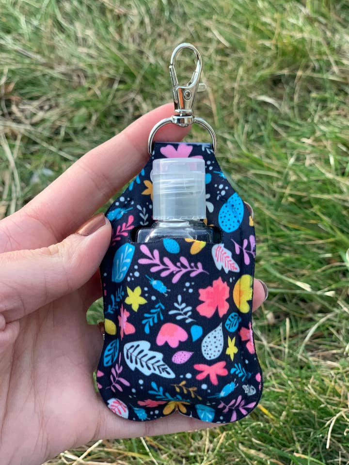 Donker Bloemen Handdesinfecterend Middel Houder Sleutelhanger voor wholesale door The E Tribe Co.