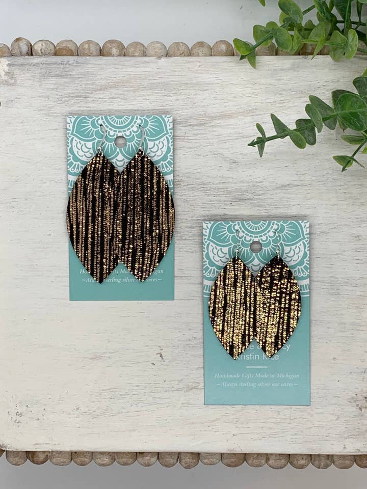 Boucles d'oreilles en cuir noir faites main avec motif pluie or rose pour la vente par Fleece & Fancy