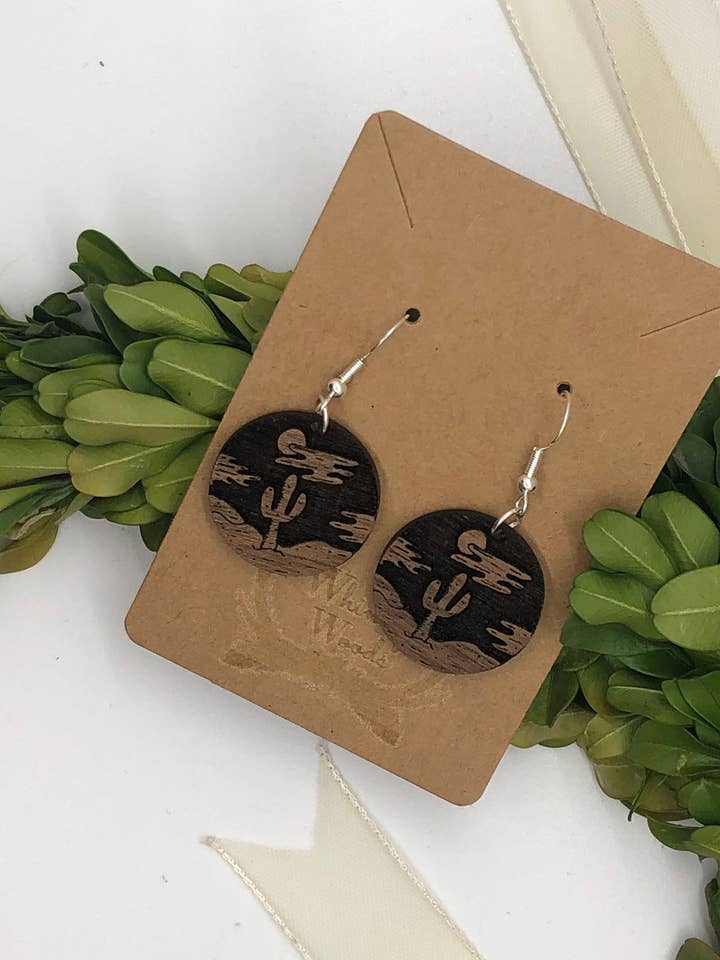 Pendientes de nogal con escena del desierto, pendiente de cactus para venta al por mayor de Whimsy Woods AZ