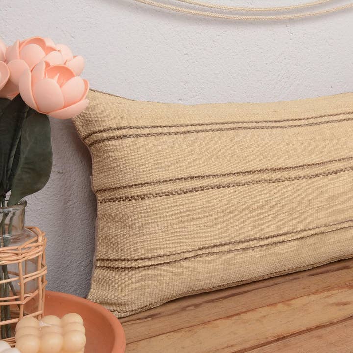 Vintage Türkisches Kilim Lendenkissen 12x24 Beige Gestreift für den Großhandel von Kilim Pillow Decors