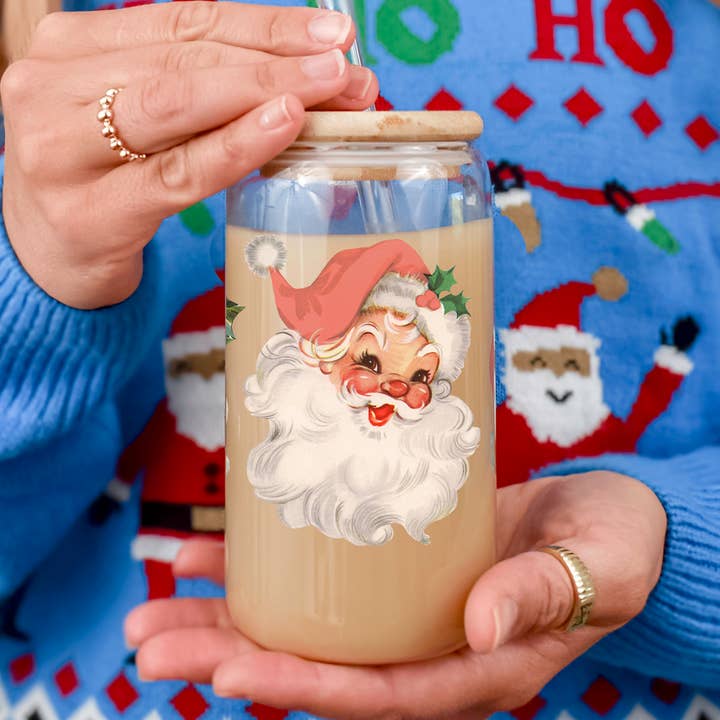 Gobelet en verre de Noël vintage avec Père Noël, pailles et couvercle en bois. pour la vente par Gia Roma