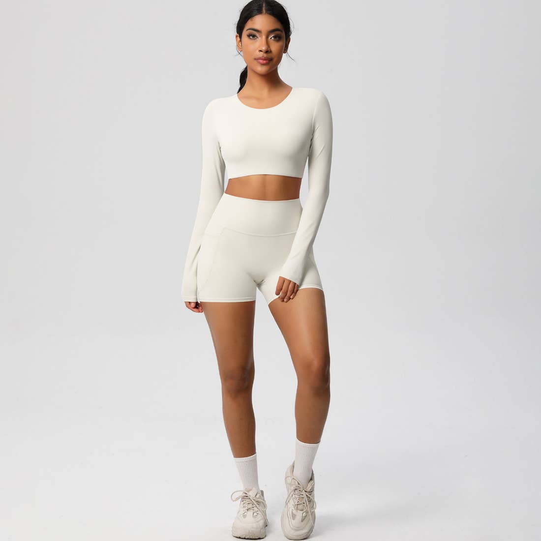 Sodalemon – Engroshandel Activewear-sæt – til kvinder – Kvinder Højtaljet Yogasæt: Langærmet Top + Shorts med Lommer24