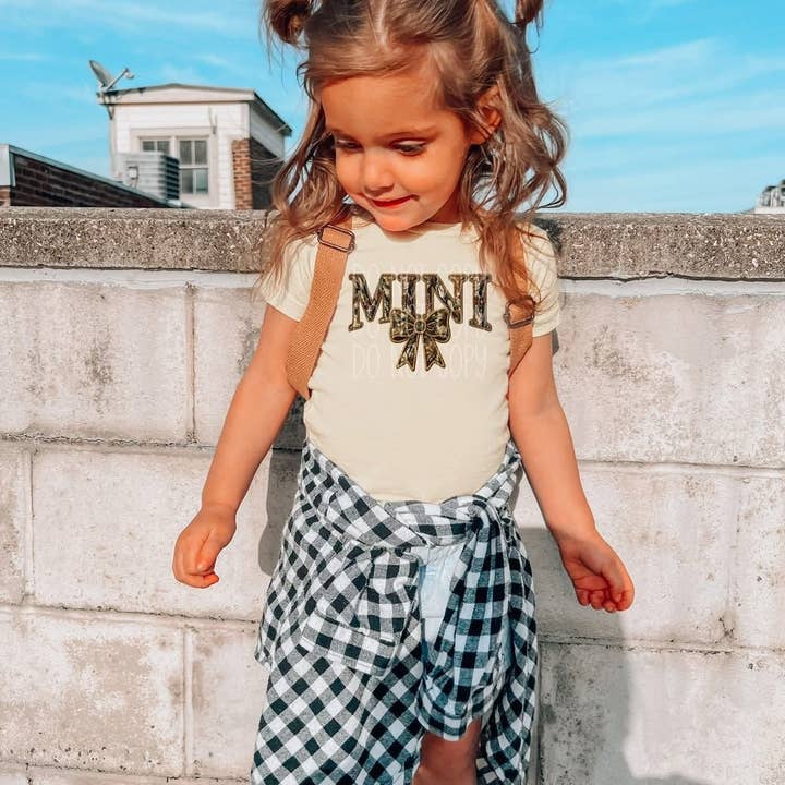 Mini Coquette Fiocco Ricamo Camo Finto Trasferimento DTF per la vendita all'ingrosso da parte di K and M Designs