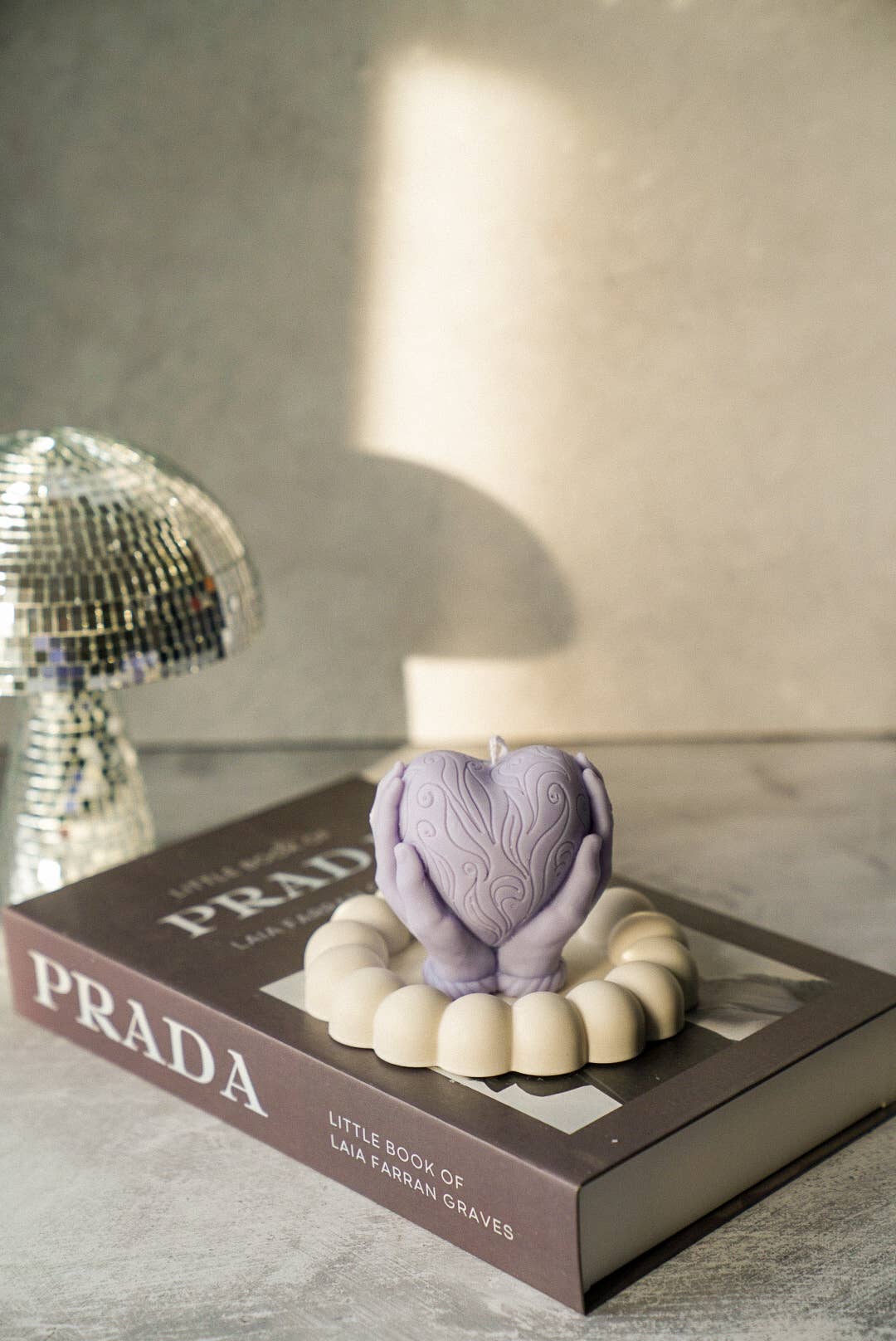 Gokican – wholesale Prydnadsljus – Hands Holding Heart Candle Mors dag Sojavax Heminredning2