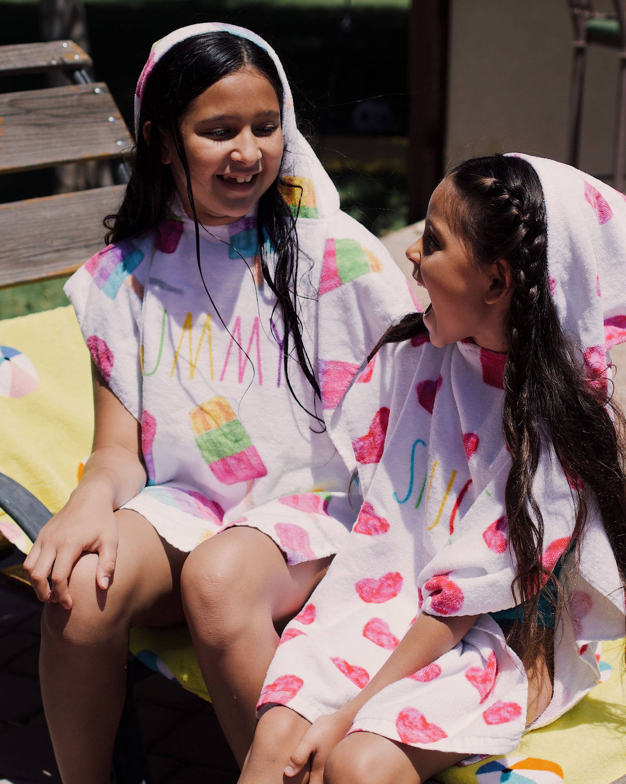 Coconut Outdoor - Vente Serviette poncho - Enfant et bébé - Serviette poncho enfant avec capuche Rae Dunn et ballon de plage - lot de 12 assortis7