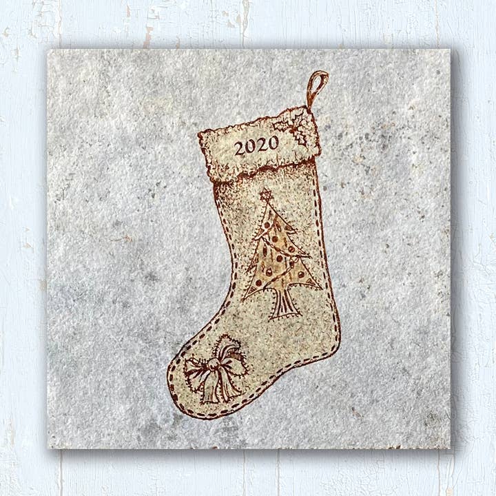 Juldekor | Konstplattor | Strumpa 2020 w/stativ | 4 ”x4" för wholesale av Art of the Tile