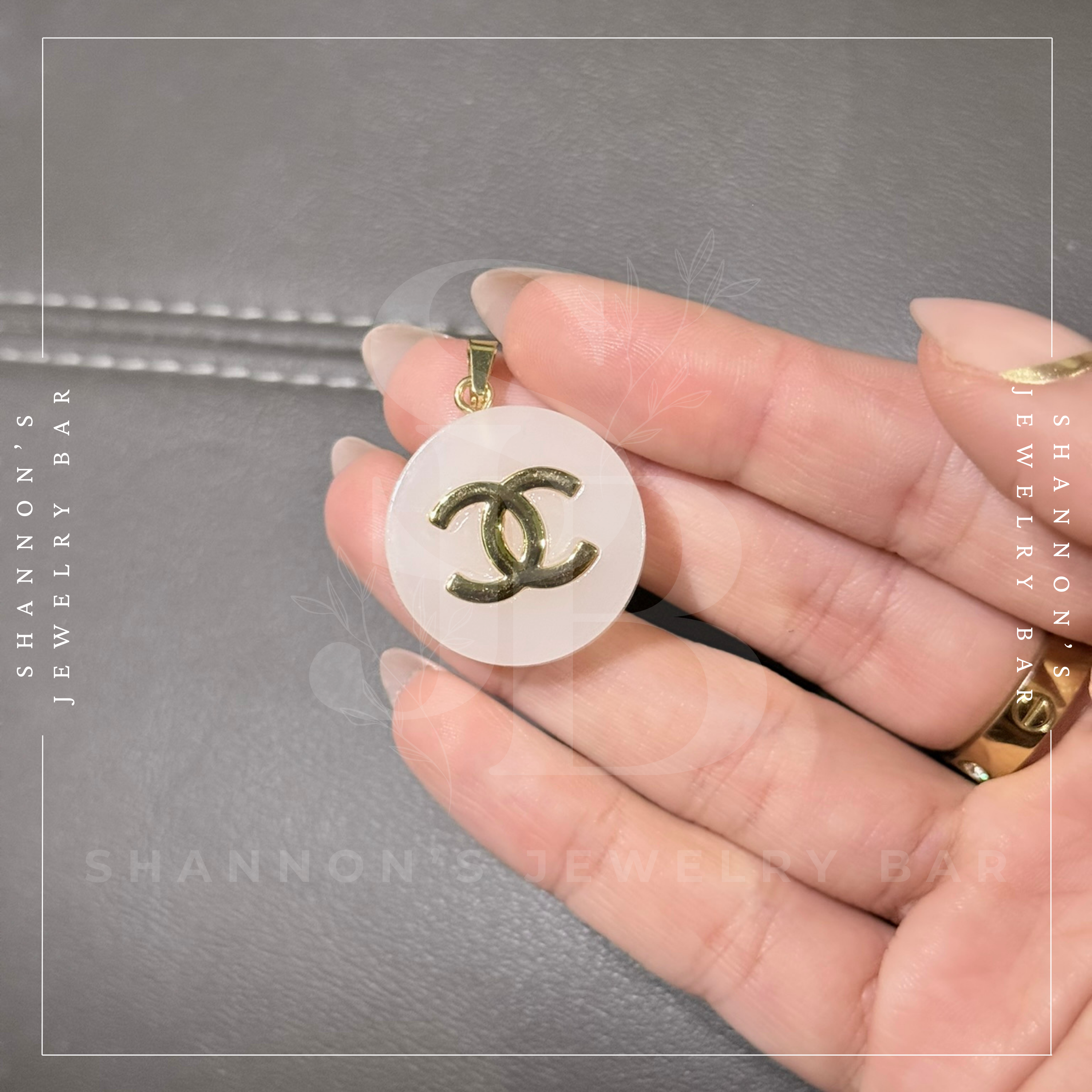 Shannon's Jewelry Bar – wholesale Individuell berlock/hänge – CHANEL Berlock Dragkedja Guld CC Grå Rund Harts 25mm6