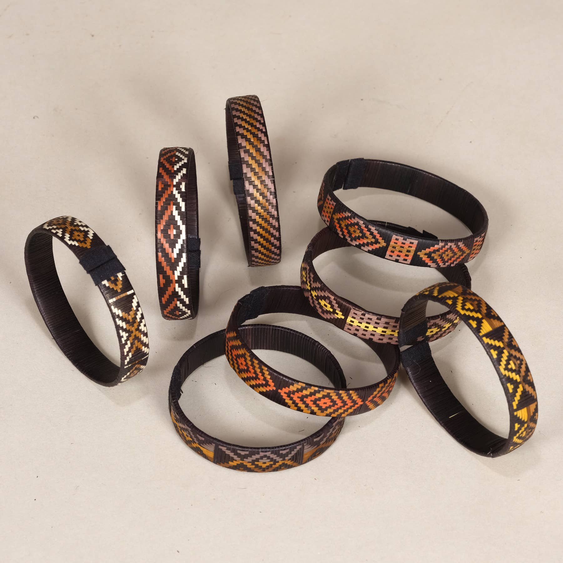 AS'ART a sense of crafts – wholesale Vävt/flätat armband – Armband i Caña Flecha, höstfärger, Colombia1