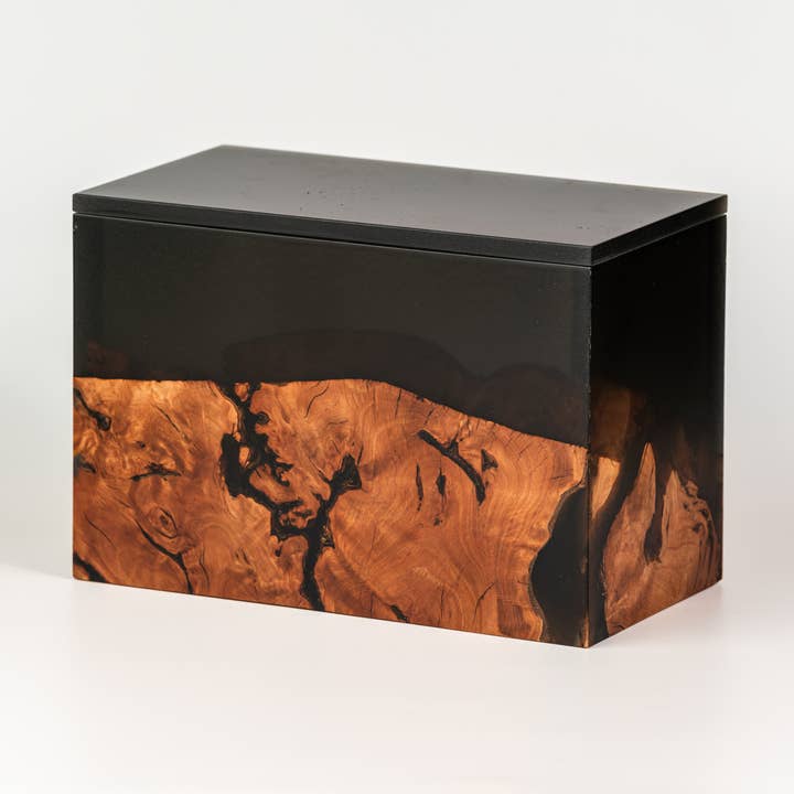 Suar-mindeurnen i træ - Urn 10 af 15 for engroshandel hos The Legacy Urn Company