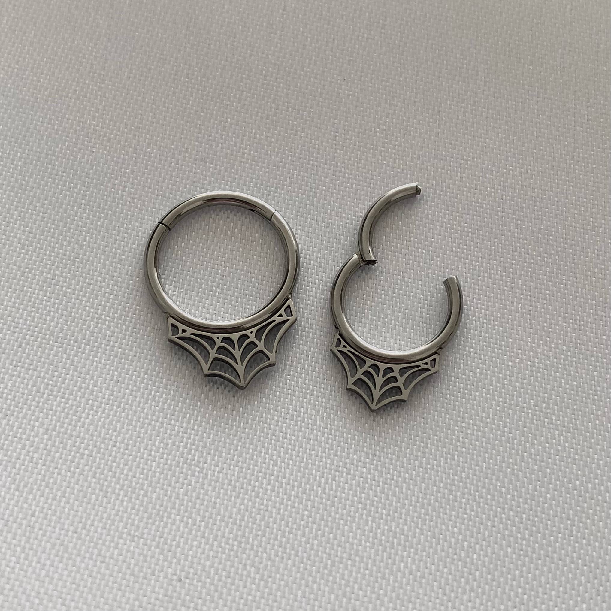 Coffynco – wholesale Näsring – The WIDOW septum-/daith-ring i rostfritt stål med clicker