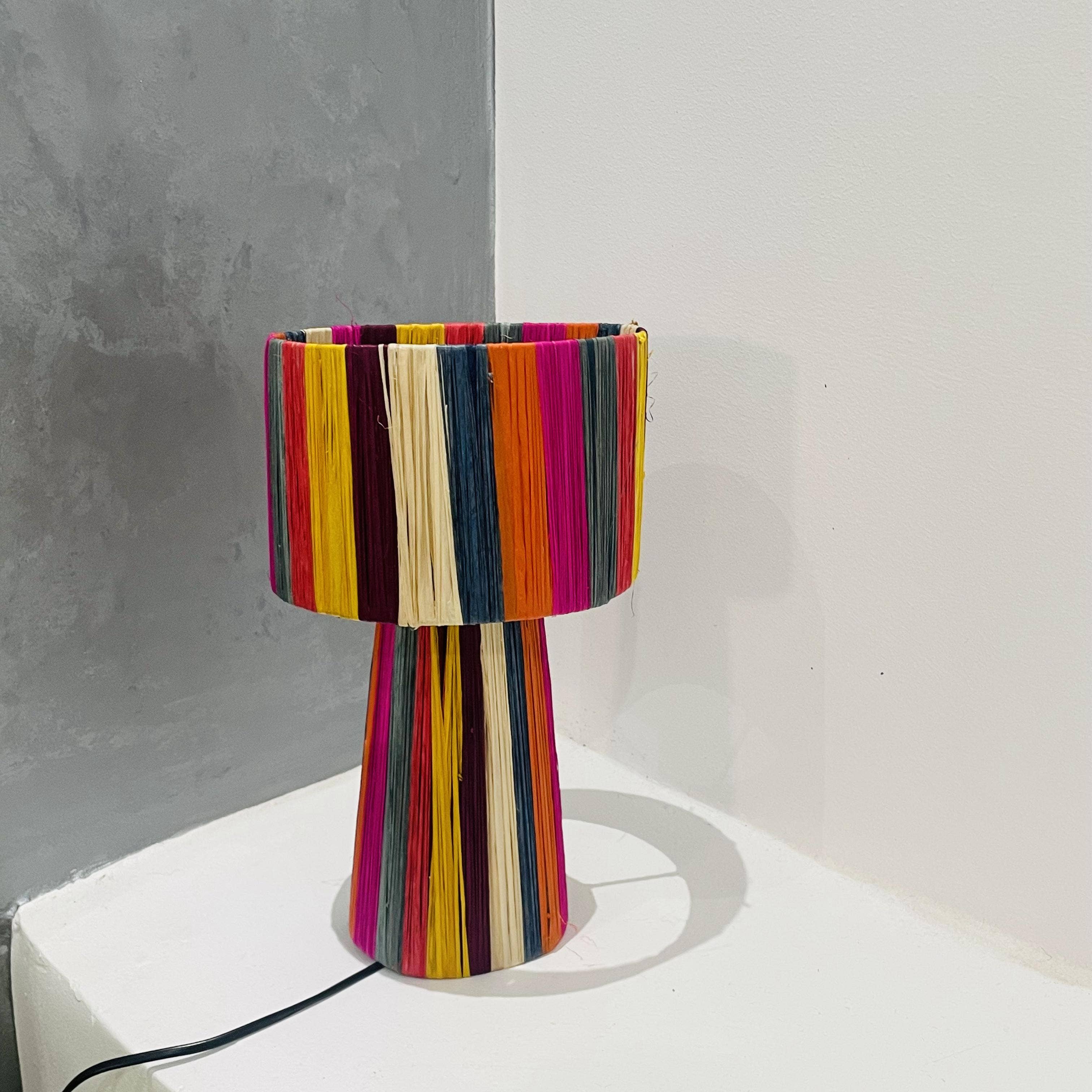 LeBazare - Wholesale Accent/Desk Lamp - Lampe de table en raphia rayée multicolore faite à la main, lampe marocaine6