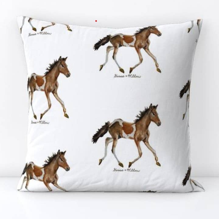 Kudde - Chincoteague-ponny upprepad på vit linnébomull för wholesale av Goose and Willow