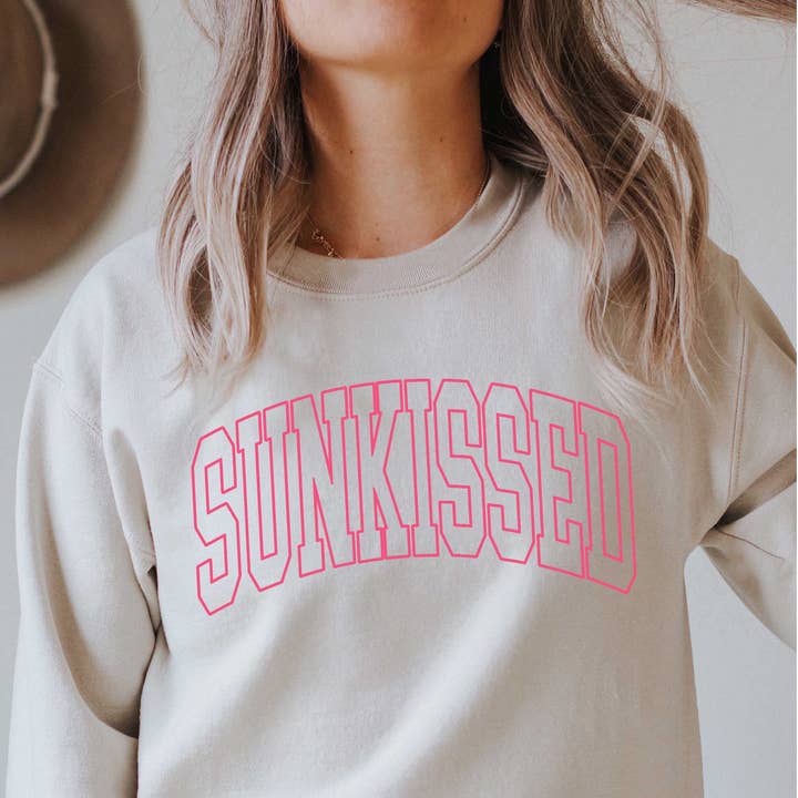 Sweatshirt graphique SUNKISSED pour la vente par A. BLUSH CO